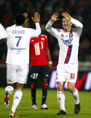 El jugador del Lyon Kim Kallstrom celebra su gol ante el Lille.
