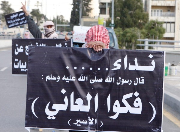 Un jordano porta un cartel en que se puede leer 