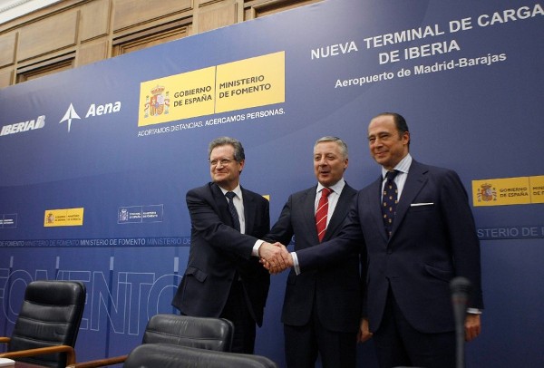 El ministro de Fomento, José Blanco (c), junto a los presidentes de Aena, Juan Lema (i), y de Iberia, Antonio Vázquez.