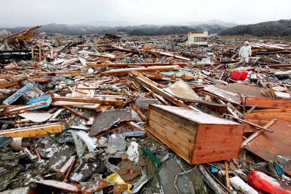 Toneladas de escombros en una zona devastada por el tsunami en la ciudad costera de Rikuzentakata.