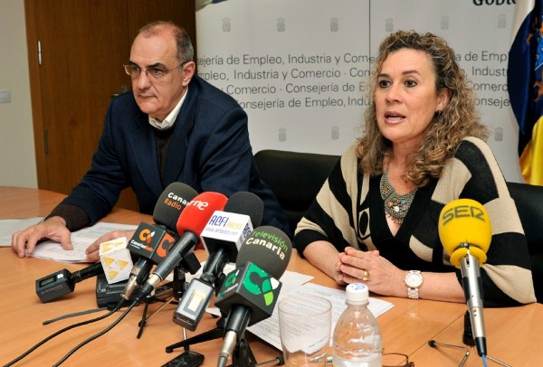 La vicepresidenta y consejera de Empleo del Gobierno de Canarias, María del Mar Julios, y el director del Servicio Canario de Empleo, Alberto Génova (i).