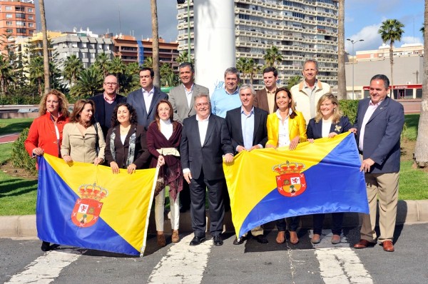 El PP de Canarias presentó hoy su candidatura al Cabildo de Gran Canaria a las próximas elecciones, liderada por su cabeza de lista, José Miguel Bravo de Laguna (c).