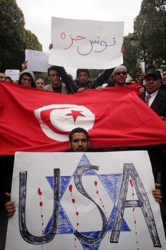 Tunecinos se manifiestan contra la visita a Túnez de la secretaria de Estado estadounidense, Hillary Clinton.
