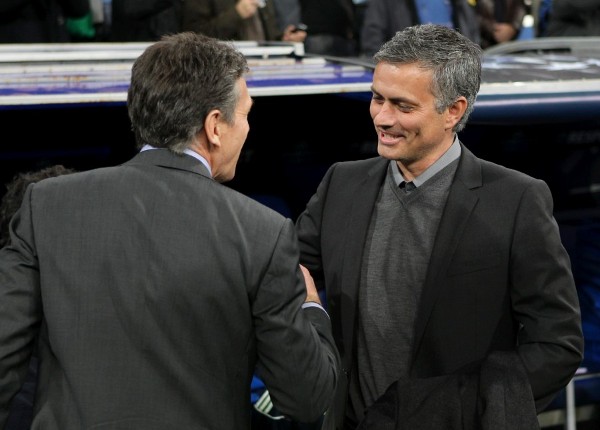 Los entrenadores del Real Madrid, el portugués José Mourinho (d) y del Olympique de Lyon, Claude Puel (i).