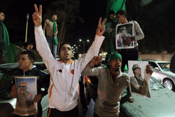 Seguidores del régimen de Muamar el Gadafi gritan frases anti estadounidenses .
