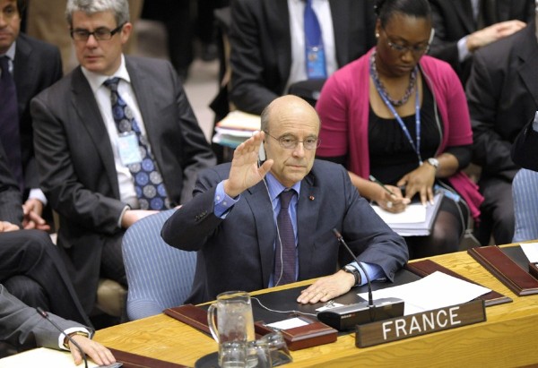 El ministro de Exteriores francés, Alain Juppe, da su voto al 