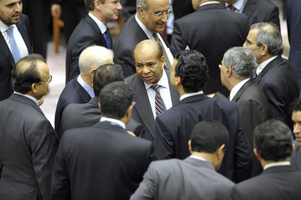 El embajador libio ante las Naciones Unidas, Abdurrahman Mohamed Shalghan (c), es rodeado por otros diplomáticos.