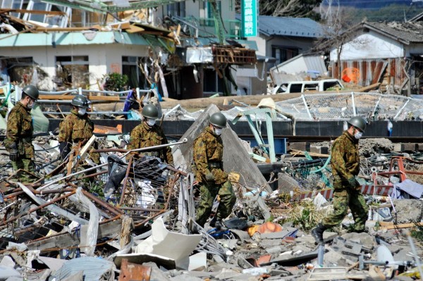 Miembros de las Fuerzas de autodefensa de Japón buscan entre los escombros.