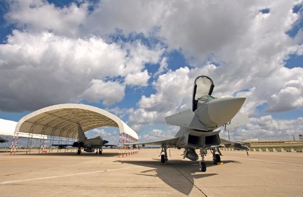Fotografía de archivo, del 21 de abril de 2008, de un cazabombardero Eurofighter en la base aérea de Morón de la Frontera, en Sevilla. 