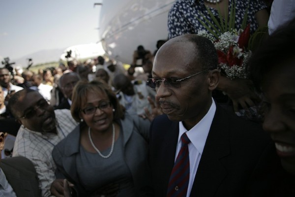 El expresidente haitiano Jean Bertrand Aristide (d) y su esposa Mildred (c).