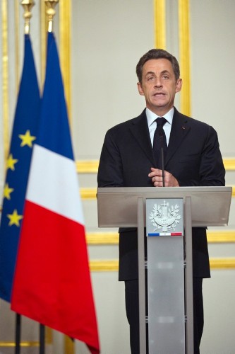 El presidente francés, Nicolas Sarkozy, atiende a los medios al término de la Cumbre de París para el apoyo al pueblo libio en el palacio del Elíseo, en París.