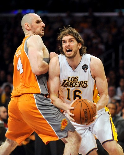 El jugador de los Lakers de Los Angeles Pau Gasol (dcha) intenta superar la defensa de Marcin Gortat (izq), de los Suns de Phoenix.