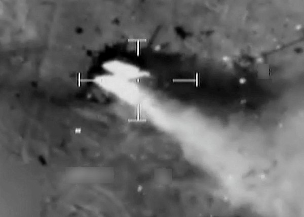 Grabación nocturna de un avión tipo Tornado GR4 durante el bombardeo de un vehículo militar libio. 