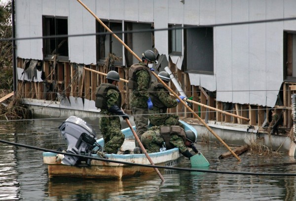 Miembros de las fuerzas de autodefensa japonesas buscan a los desaparecidos con equipos de pesca en Ishinomaki.