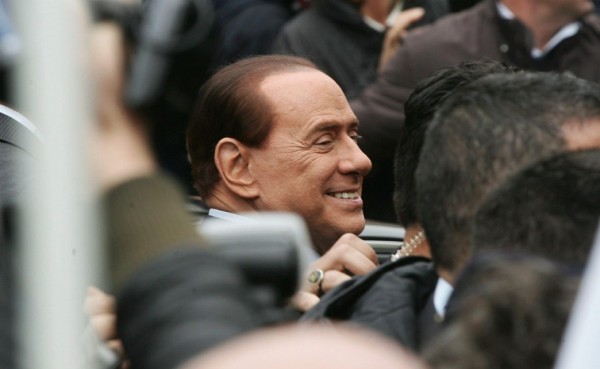 El primer ministro italiano, Silvio Berlusconi, a su salida del Palacio de Justicia en Milán (Italia).