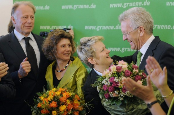 Los candidatos del partido de los Verdes Eveline Lemke (2-i) y Winfired Kretschmann (d) y los líderes de los Verdes en el Bundestag (Parlamento federal), Renate Künast (2-d) y Jürgen Trittin (i).