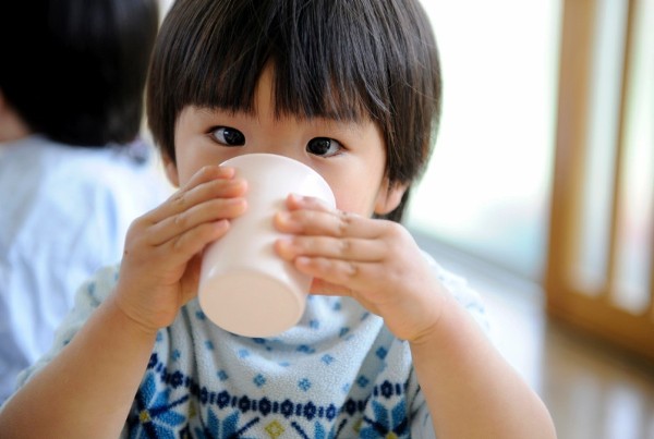 Un niño da un sorbo a un vaso de té en una guardería en Tokio.