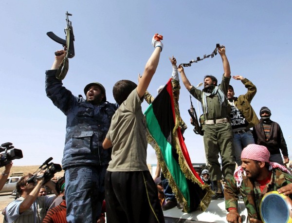 Rebeldes libios alzan sus armas en Ben Yauad (este de Libia).
