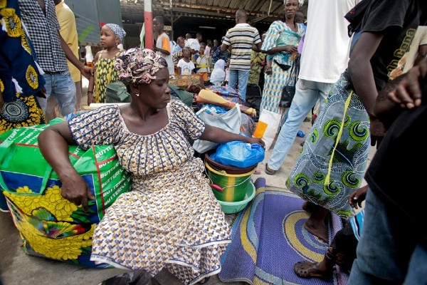 Marfileños se concentran en una estación de buses para salir de Abidján, en Costa de Marfil.