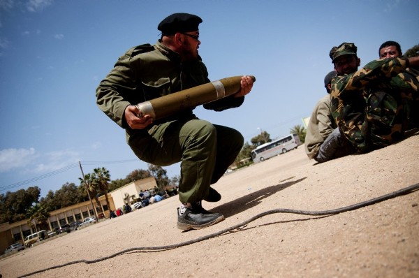 Guerreros voluntarios en un campo de entrenamiento en Benghazi.
