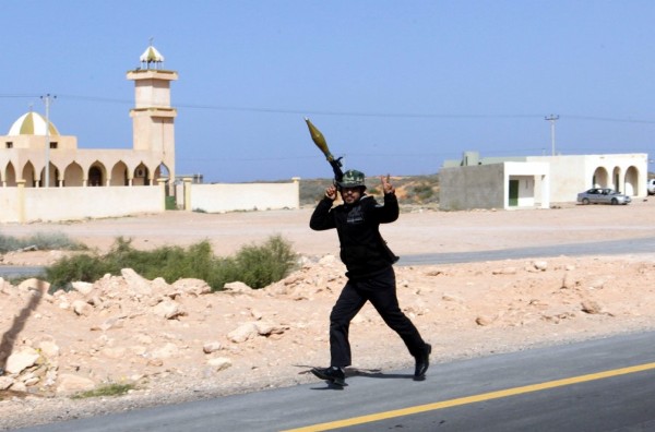 Un rebelde libio armado con un lanzagrandas.