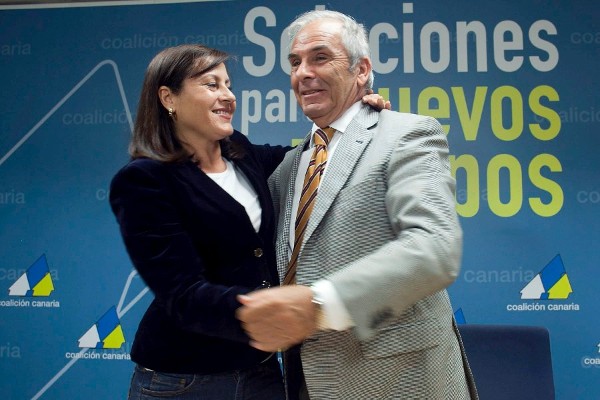 La presidenta de Coalición Canaria, Claudina Morales (i), y el vicepresidente del Partido Nacionalista Canario, Juan Jesús Ayala, se felicitan tras el acuerdo electoral que firmaron hoy.