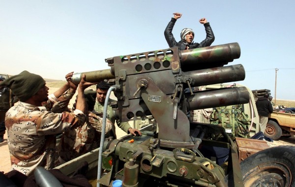 Rebeldes libios disparan unos misiles mientras las fuerzas leales a Gadafi responden con proyectiles cerca de Brega, al este de Libia.