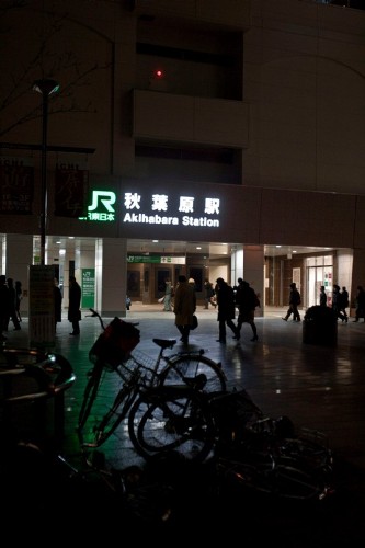 Vista de la estación de JR Akihabara a oscuras mientras ciudadanos intentan llegar a sus casas, en Tokio.