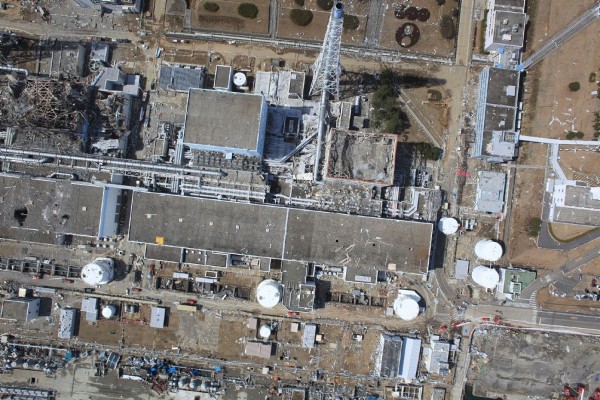 Foto facilitada por Air Photo Service que muestra una vista aérea de las unidades dañadas de la central nuclear de Fukushima Daiichi.
