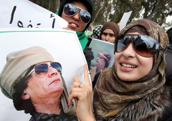 Una mujer libia sostiene una fotografía del líder libio Muamar al Gadafi.