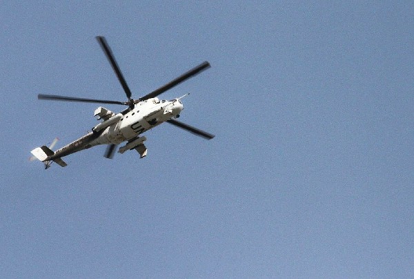 Un helicóptero de las Naciones Unidas sobrevuela Abiyán.