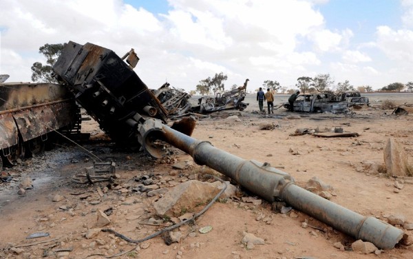 Restos de un tanque del ejército de Gadafi en las proximidades de Bengasi.