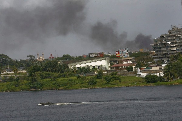 Una columna de humo se levanta en Abiyan (Costa de Marfil), hoy, viernes.