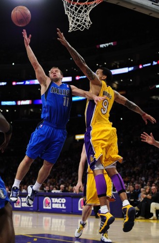 El jugador Jose Barea (i) de los Mavericks de Dallas intenta un lanzamiento ante Matt Barnes (d) de los Lakers de Los Ángeles.