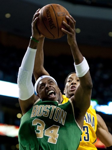 El jugador de Pacers Danny Granger (d) disputa el balón con Paul Pierce (i) de Celtics.