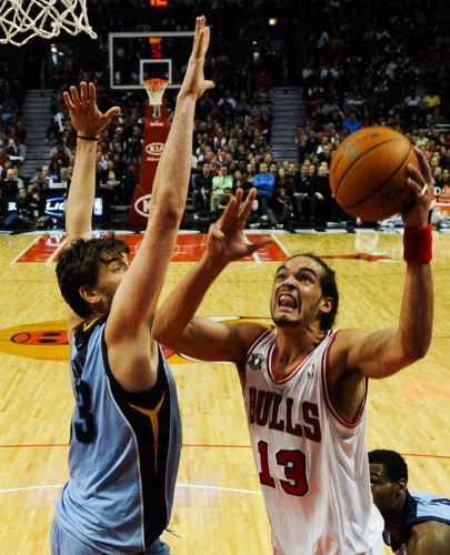 El jugador de Bulls Joakim Noah (d) hace un lanzamiento ante la marca de Marc Gasol (i), de Grizzlies.