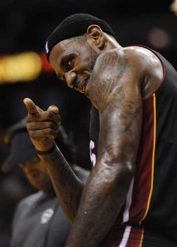 El jugador de los Heat LeBron James celebra la victoria del equipo.