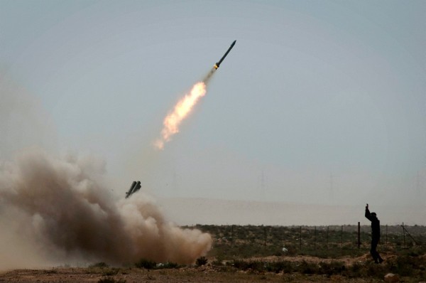 Rebeldes libios lanzan un cohete cerca de Brega, Libia.