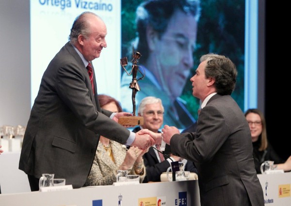 El Rey entrega a Javier Ortega el premio Don Quijote de Periodismo 2010 durante la XXVIII edición de los Premios Internacionales de Periodismo 