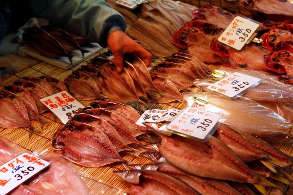 Un vendedor de pescado organiza su producto en el mercado de pescado de Tsukiji.