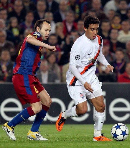 El centrocampista del FC Barcelona Andrés Iniesta (i) pelea un balón con el centrocampista brasileño del Shakthar Donetsk, Jadson.