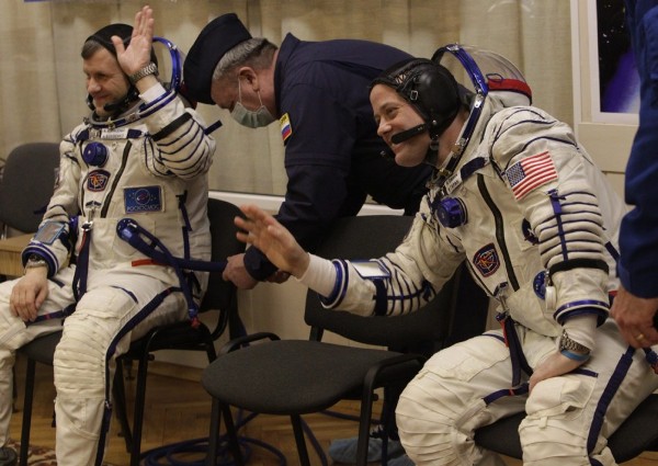 Los miembros de la tripulación internacional espacial, el astronauta estadounidense Ron Garan (d), y el cosmonauta ruso Alexander Samokutyayev (i.