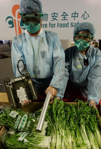 Dos inspectores del Departamento de Higiene Alimentaria y Medioambiental realizan un control de radiactividad en vegetales.