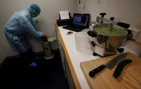 Un inspector del Departamento de Higiene Alimentaria y Medioambiental realiza un control de radiactividad.