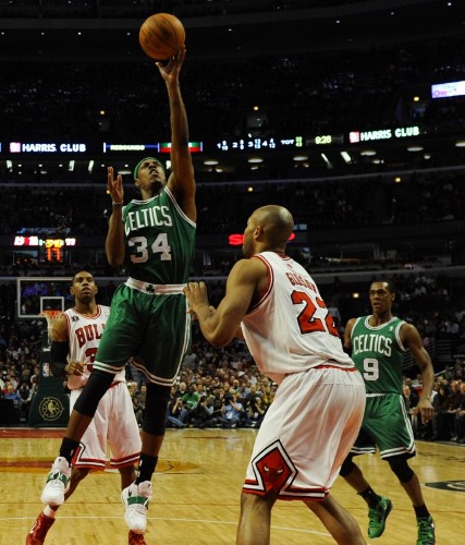 El atacante de Celtics Paul Pierce (2-i) lanza hacia la cesta ante Taj Gibson.