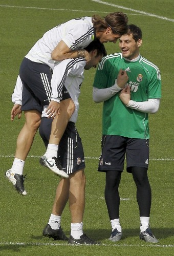 Los jugadores del Real Madrid Sergio Ramos (i), Raúl Albiol e Iker Casillas (d), durante un entrenamiento.