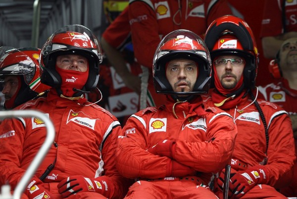 El equipo Ferrari atiende durante el desarrollo del Gran Premio de Malasia.