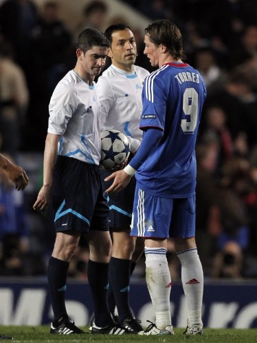 El jugador del Chelsea Fernando Torres (d) discute con el árbitro Alberto Undiano Mallenco.