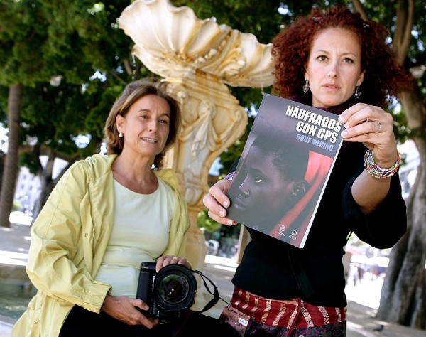 La periodista Dory Merino (izda) y la fotógrafa Desirée Martín, durante la entrevista que concedieron a Efe con motivo de la publicación del libro 