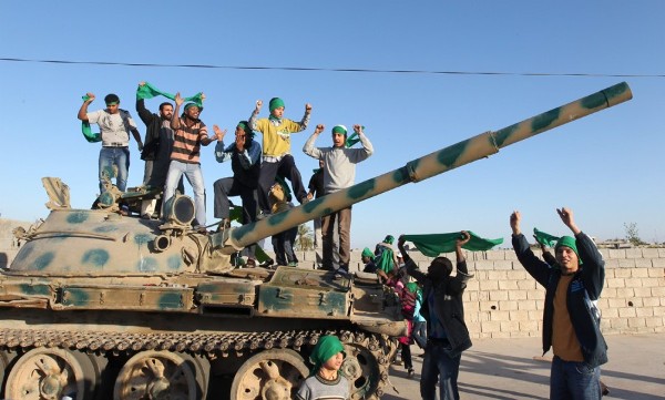Partidarios del líder libio Muamar el Gadafi gritan consignas en la ciudad de Misrata, 200 kilómetros al este de Trípoli. 